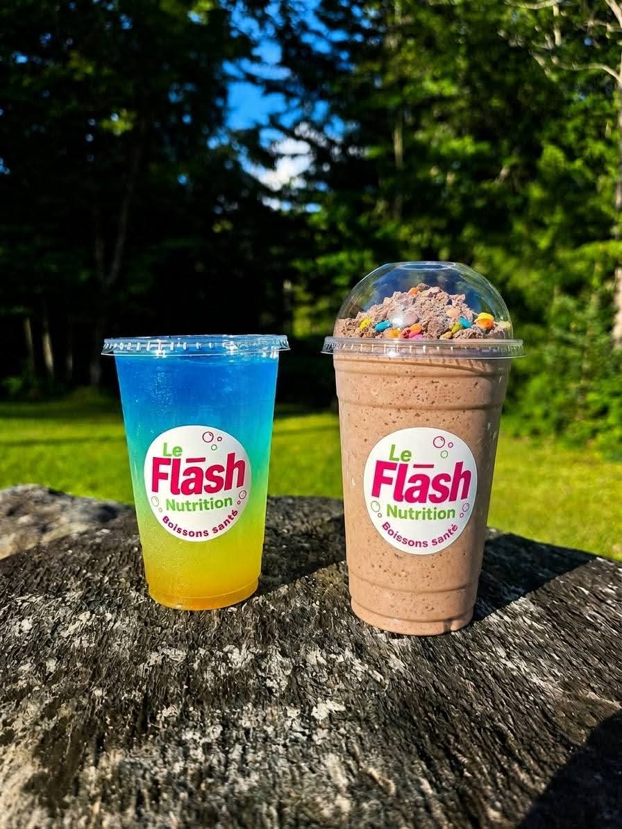 Un thé énergisant bleu et jaune et un smoothie chocolat garni de bonbons, dans les verres Le Flash